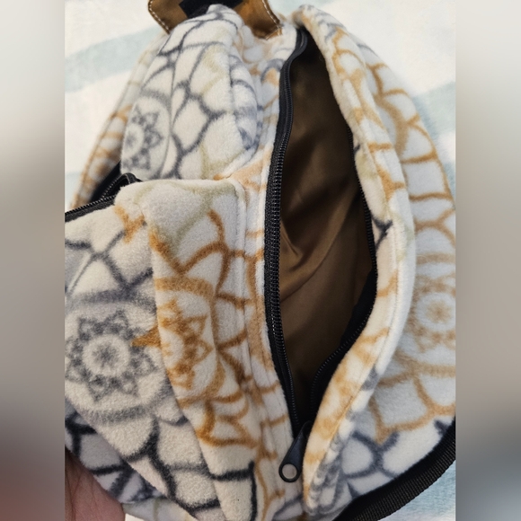 KAVU mini polar sling backpack - Picture 7 of 8